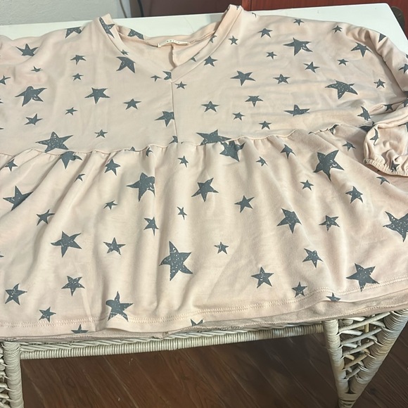 Entro size large light pink w/gray stars. Hi lo in back. Extra roomy. NWOT - Picture 1 of 7